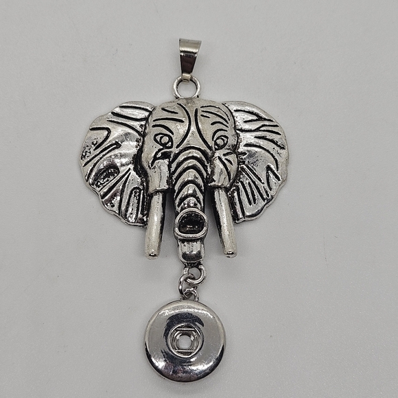 silver tone elephant pendant with snap - Picture 1 of 3